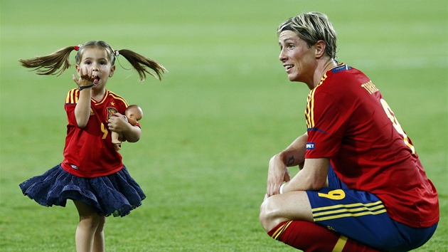 TAKA ZASE VYHRL. Fernando Torres slav s dcerou Norou vtzstv ve finle evropskho ampiontu.