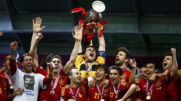 POHÁR JE ZASE NÁŠ! Španělský kapitán Iker Casillas zvedá nad hlavu trofej pro...