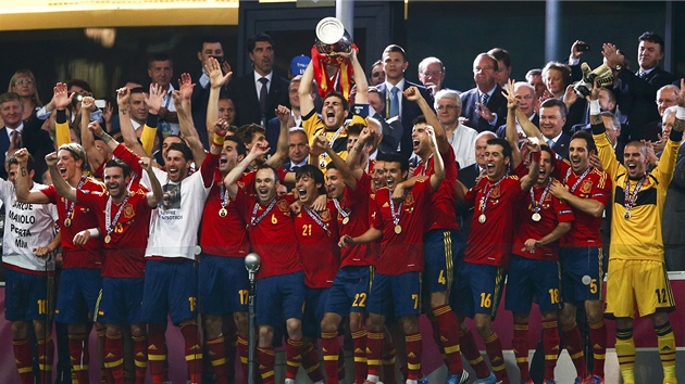 REKORDMANI. Španělé finálovým vítězstvím 4:0 nad Itálií vstoupili do historie, jako první tým dokázali vyhrát tři velké turnaje po sobě.