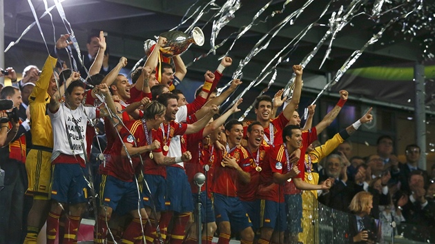 TAHLE NOC PATŘÍ NÁM! Hráči Španělska se radují z titulu mistrů Evropy, který si