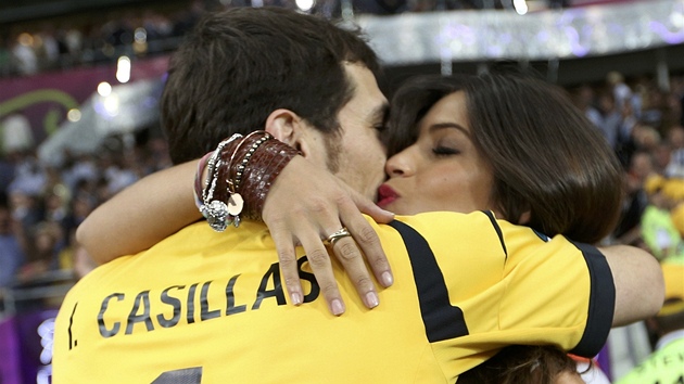 ZASLOUŽENÁ ODMĚNA. Španělský brankář Iker Casillas si za svůj bezchybný výkon ve finále mistrovství Evropy vysloužil polibek od přítelkyně - známé televizní moderátorky Sary Carbonerové.
