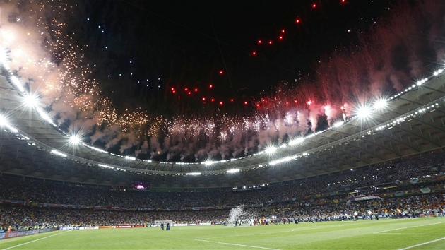 A JE KONEC. Po skončení finálového zápasu fotbalové EURO definitivně zakončil tradiční ohňostroj. Tak zase za čtyři roky!