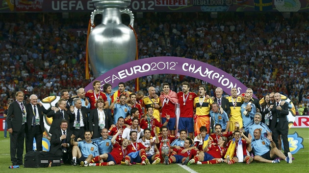 STARONOVÍ ŠAMPIONI. Španělé obhájili titul mistrů Evropy a s trofejí pro vítěze