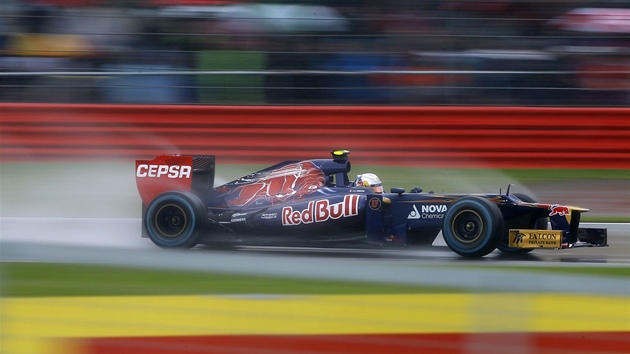 A KAPKY LÉTAJÍ. Francouzský pilot Jean-Eric Vergne z týmu Toro Rosso uhání po
