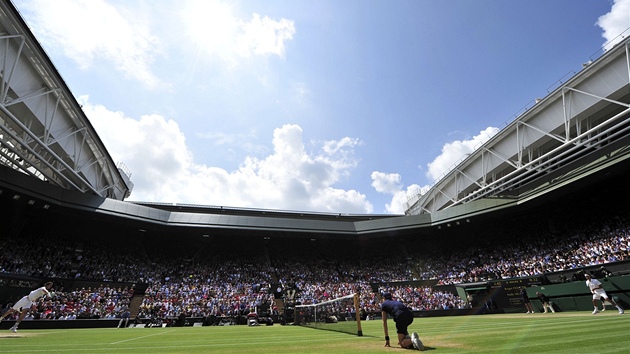 PODÁNÍ. Andy Murray (vlevo) servíruje bhem zápasu s Rogerem Federerem ve...