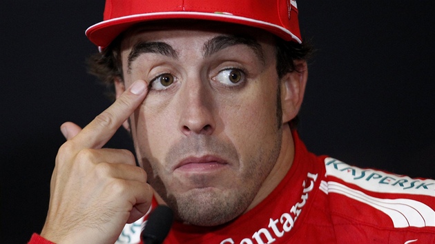 TENTOKRÁT TO NEVYLO. Pilot stáje Ferrari Fernando Alonso na tiskové konferenci