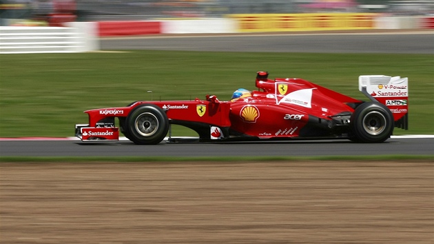 ERVEN P. Fernando Alonso z Ferrari na trati Velk ceny Britnie.