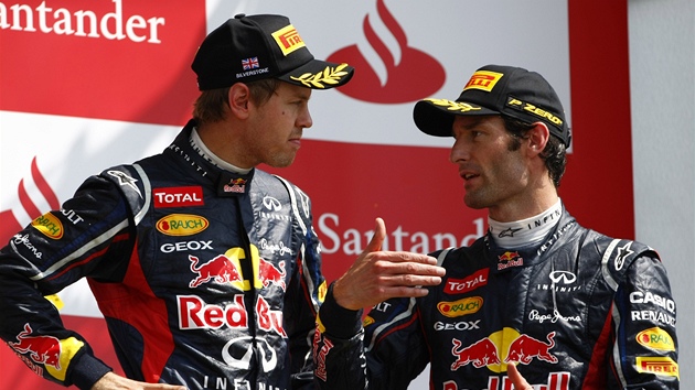 ZVLDLI JSME TO DOBE. Jezdi Red Bullu Sebastian Vettel (vlevo) a Mark Webber na stupnch vtz rozebraj zvod, kter jejich tmu pinesl prvn a tet msto.