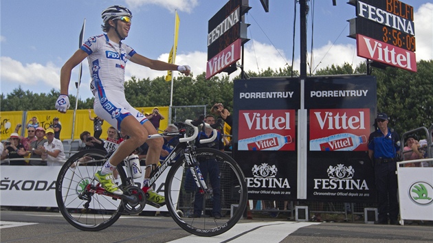 CÍL. Francouzský cyklista Thibaut Pinot projídí vítzn cílem osmé etapy.