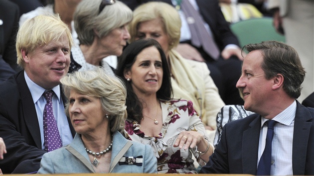 CO MYSL͊, VYHRAJE TEN N? Britsk ministersk pedseda David Cameron (vpravo) diskutuje s londnskm starostou Borisem Johnsonem bhem finle Wimbledonu.