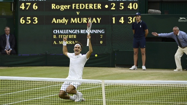 FENOMÉN. Roger Federer se raduje ze sedmého vítzství ve Wimbledonu.