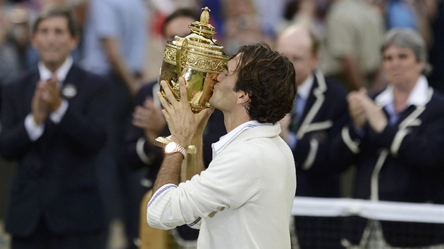 TOHLE UŽ DOBŘE ZNÁM. Roger Federer si radost s pohárem pro vítěze Wimbledonu...