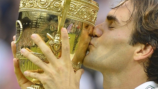 A JSI ZASE MOJE. Roger Federer se raduje, znovu získal trofej pro...