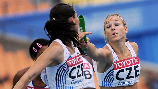 BRONZOVÁ P�EDÁVKA. Zuzana Bergrová (vpravo) a Jitka Bartoni�ková v rozb�hu