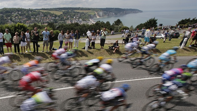 cyklistický peloton v prbhu 4. etapy Tour de France