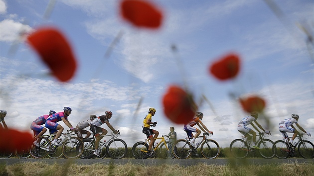 cyklistický peloton v prbhu 5. etapy Tour de France