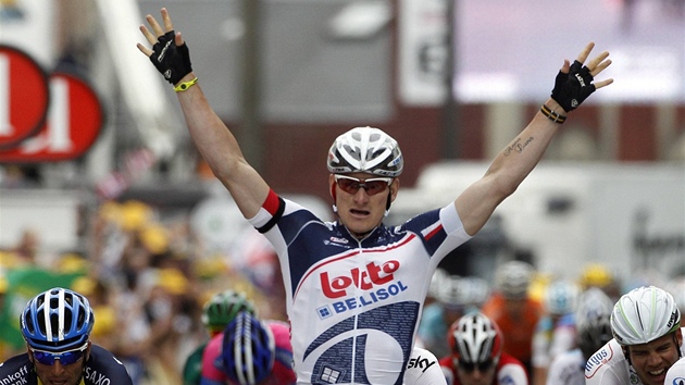 ZASE J! Nmec Andr Greipel vyhrl ptou etapu Tour de France.