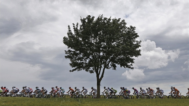 cyklistický peloton v prbhu 6. etapy Tour de France