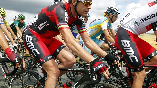 Australan Cadel Evans, obhájce lutého dresu, v prbhu 6. etapy Tour de France