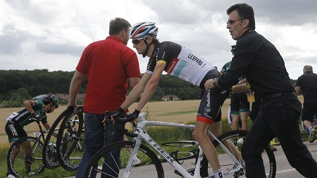 Lucemburan Frnk Schleck se stal obt karambolu v 6. etap Tour de France a dlouho ekal na nhradn kolo.