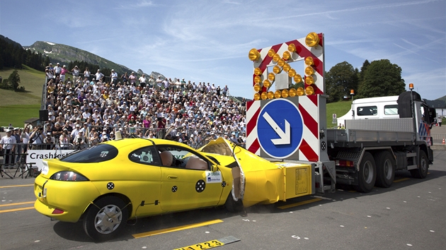 Crash test nmeck spolenosti DEKRA simulujc dopravn nehody vozidel pi prjezdu dlnin stavbou