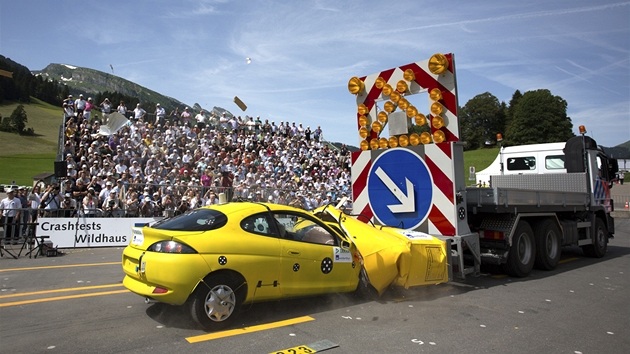 Crash test nmeck spolenosti DEKRA simulujc dopravn nehody vozidel pi prjezdu dlnin stavbou