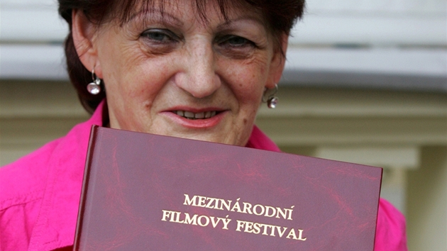 Marie Spazierová, lovkyn� autogram�, se svojí "kronikou" karlovarského