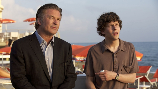 Alec Baldwin a Jesse Eisenberg ve filmu Do íma s láskou