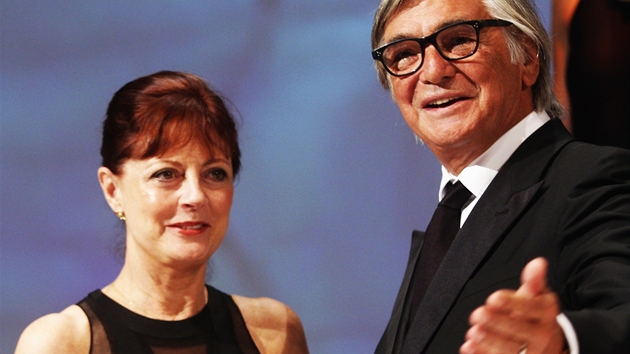Oscarová herečka Susan Sarandonová s Křišťálovým glóbem od prezidenta festivalu Jiřího Bartošky