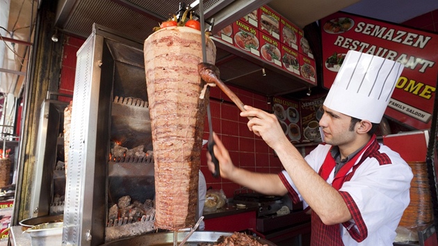 Asi nejtypitjím a zárove nejznámjím tureckým jídlem je kebab. Tradiní