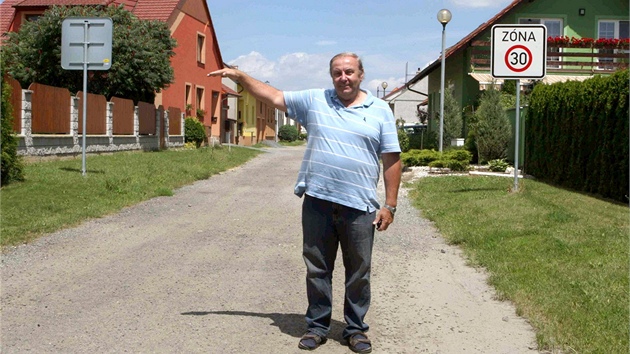 Velitel dobrovolných hasi�� z Troubek na P�erovsku Vlastimil Zatloukal ukazuje,...