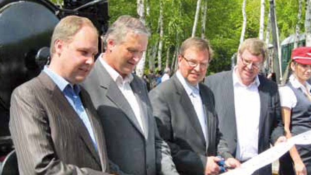 Zahájení sezóny �elezni�ního muzea v Lu�né u Rakovníka. Slavnostní pásku