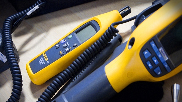 Pro m��en� kvality ovzdu�� se vyu��vaj� takzvan� Air Metery, kter� ode��taj� teplotu, vlhkost, rychlost proud�n�, a mno�stv� CO a CO2 , lehk� p�enosn� p��stroje m��� i po�et prachov�ch ��stic. 

