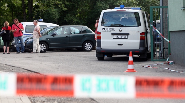 Policist u domu ve Frentt pod Radhotm, kde byl mrtv nalezen soudce Miloslav Studnika.