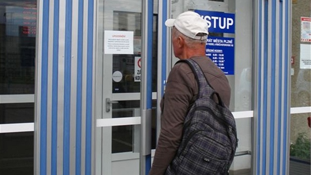 Zájemce o registraci vozidla vítalo v Plzni upozornní, e nový centrální