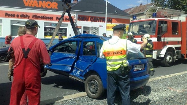 Nehoda tramvaje s osobnm autem v praskm Hloubtn