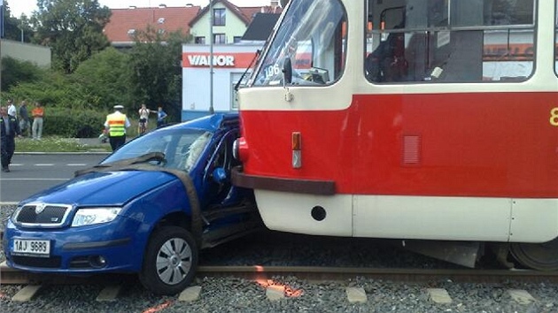 Nehoda tramvaje s osobnm autem v praskm Hloubtn