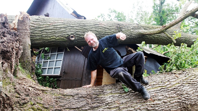 Petr Horník, kterému vyvrácené duby zniily rekonstruovanou chatu v hradecké...