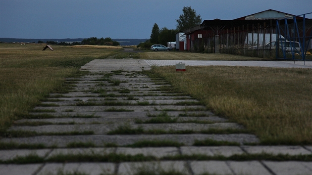 Znova na pevné zemi. Aeroklub Slaný, nedle ti tvrt na osm veer.