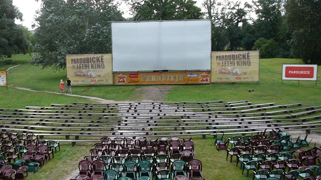 Silný vítr roztrhal plátno pardubického letního kina (6. 7. 2012)