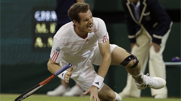 AAAAU! Andy Murray pi jednom z pád na centrálním dvorci wimbledonského areálu.