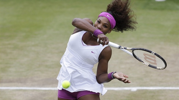 DO ÚDERU. Serena Williamsová pi úderu v osmifinále Wimbledonu.