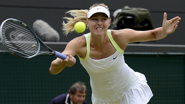 JET KOUSEK. Maria arapovová v osmifinále Wimbledonu proti Sabin Lisické.