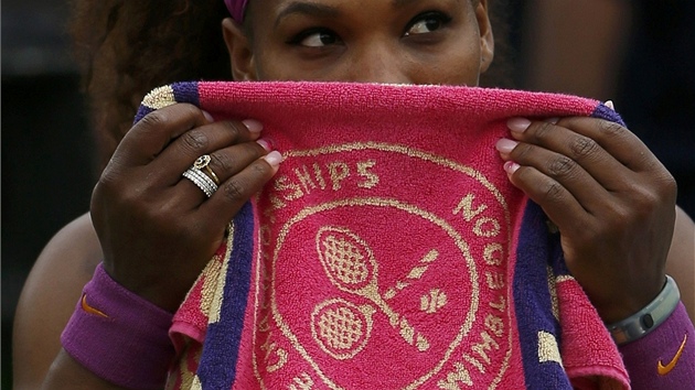 ZVLÁDNU TO. Serena Williamsová na lavice v osmifinálovém utkání Wimbledonu