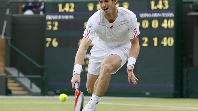 TO ZVLÁDNU. Andy Murray v osmifinálovém utkání Wimbledonu proti Marinu Iliovi.