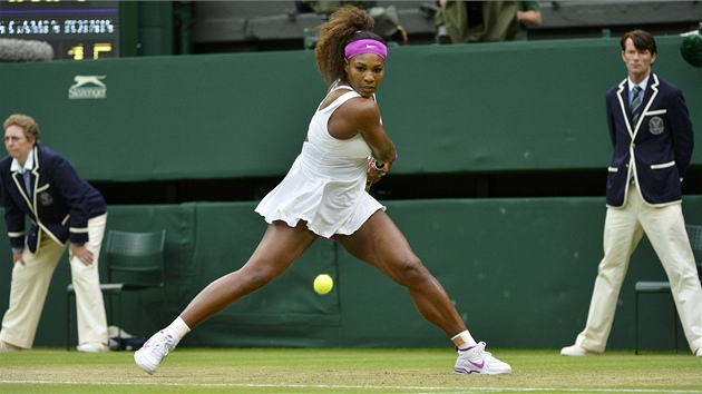 SOUSTEDNÍ. Serena Williamsová se koncentruje na úder v utkání s Petrou