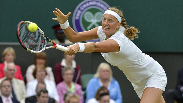 SNAHA. Petra Kvitová dosahuje míek ve tvrtfinále Wimbledonu proti Seren