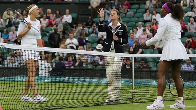 LOSOVÁNÍ. Petra Kvitová a Serena Williamsová ped zaátkem tvrtfinále