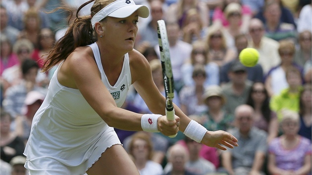 KONCENTRACE. Agnieszka Radwaská se soustedí na úder v semifinále Wimbledonu.