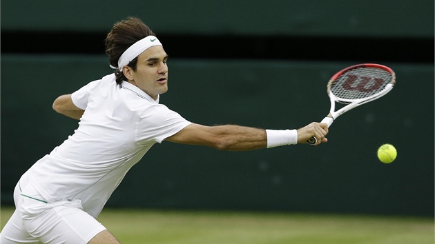 BEKHEND. Roger Federer při jednom z úderů v semifinále Wimbledonu proti Novaku